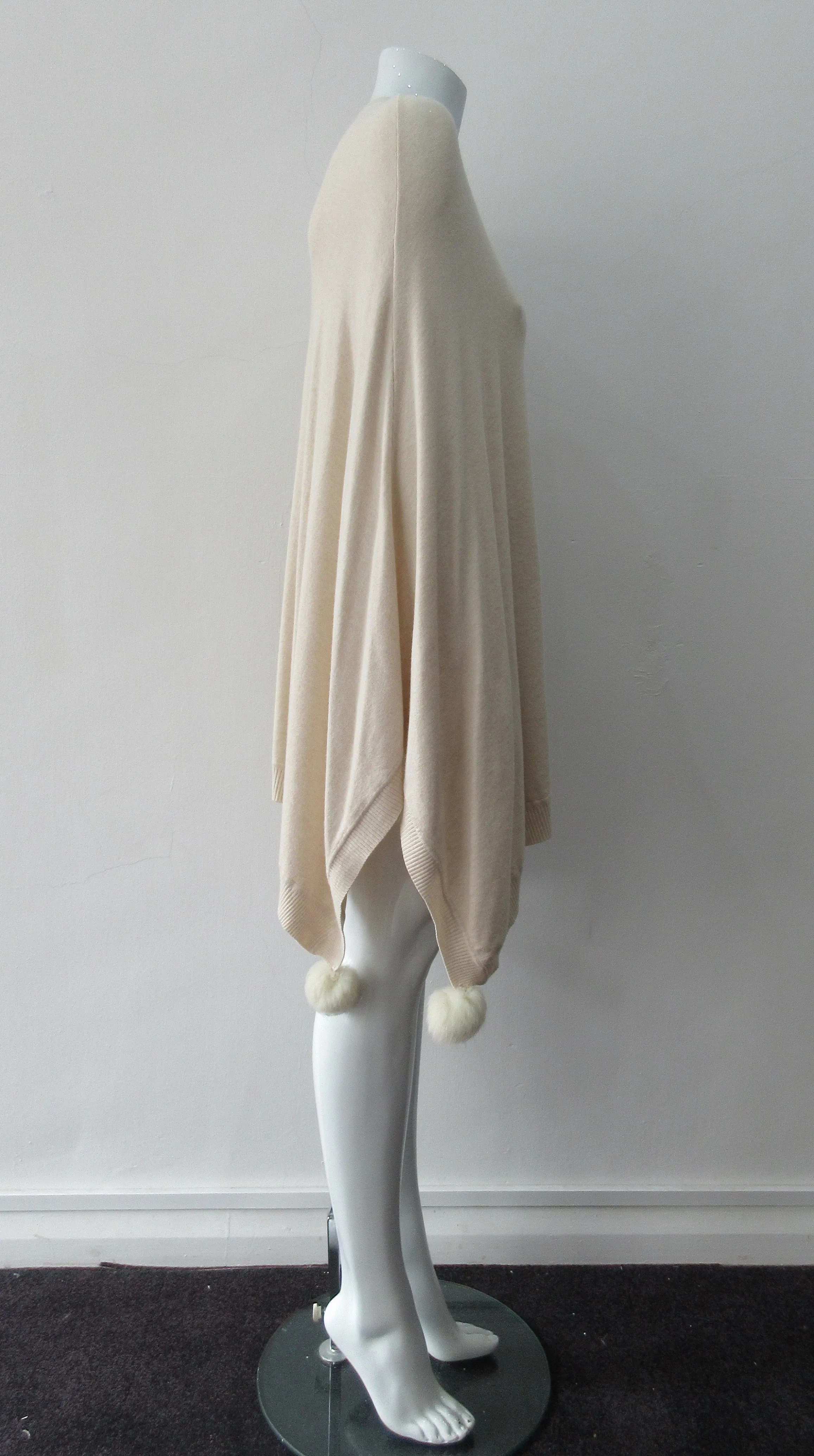 20ANG1B -Angela Mara Basic Poncho Beige